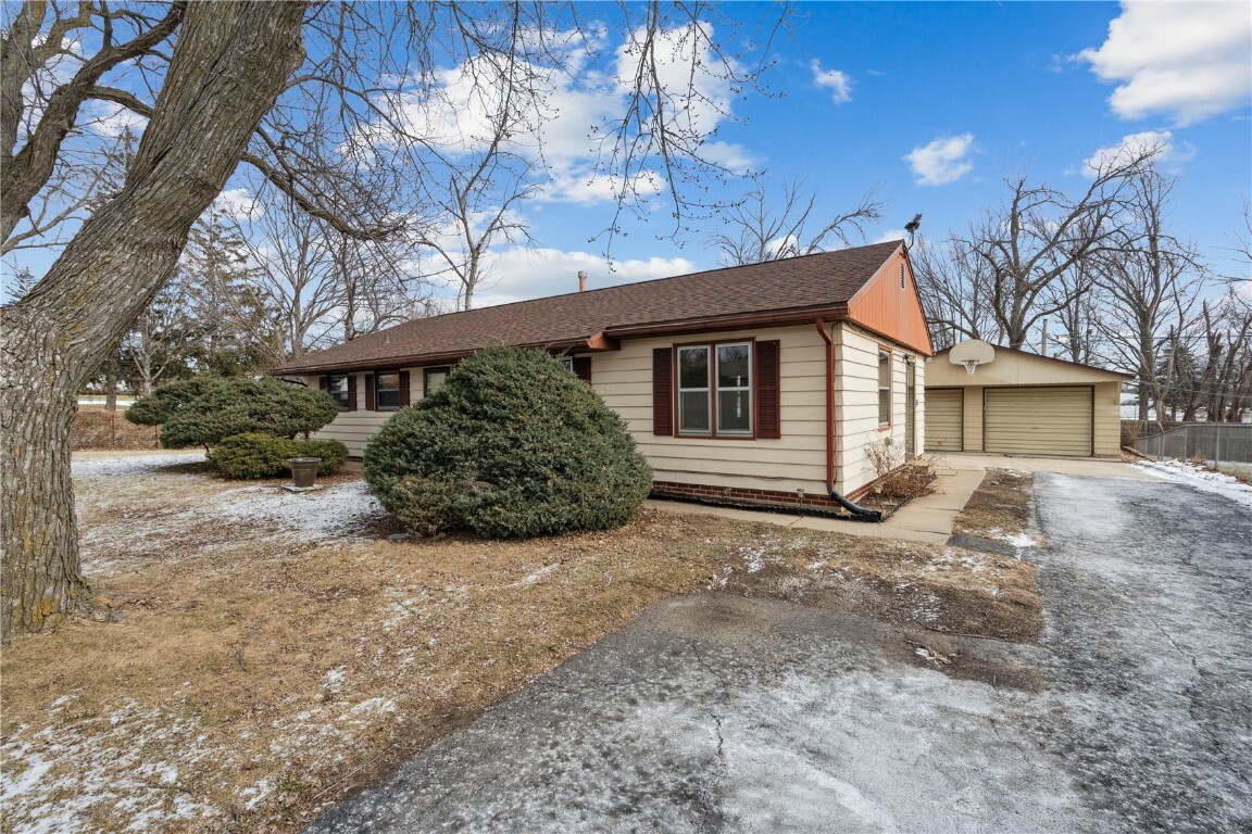 Property Photo:  3706 Oakland Road NE  IA 52402 