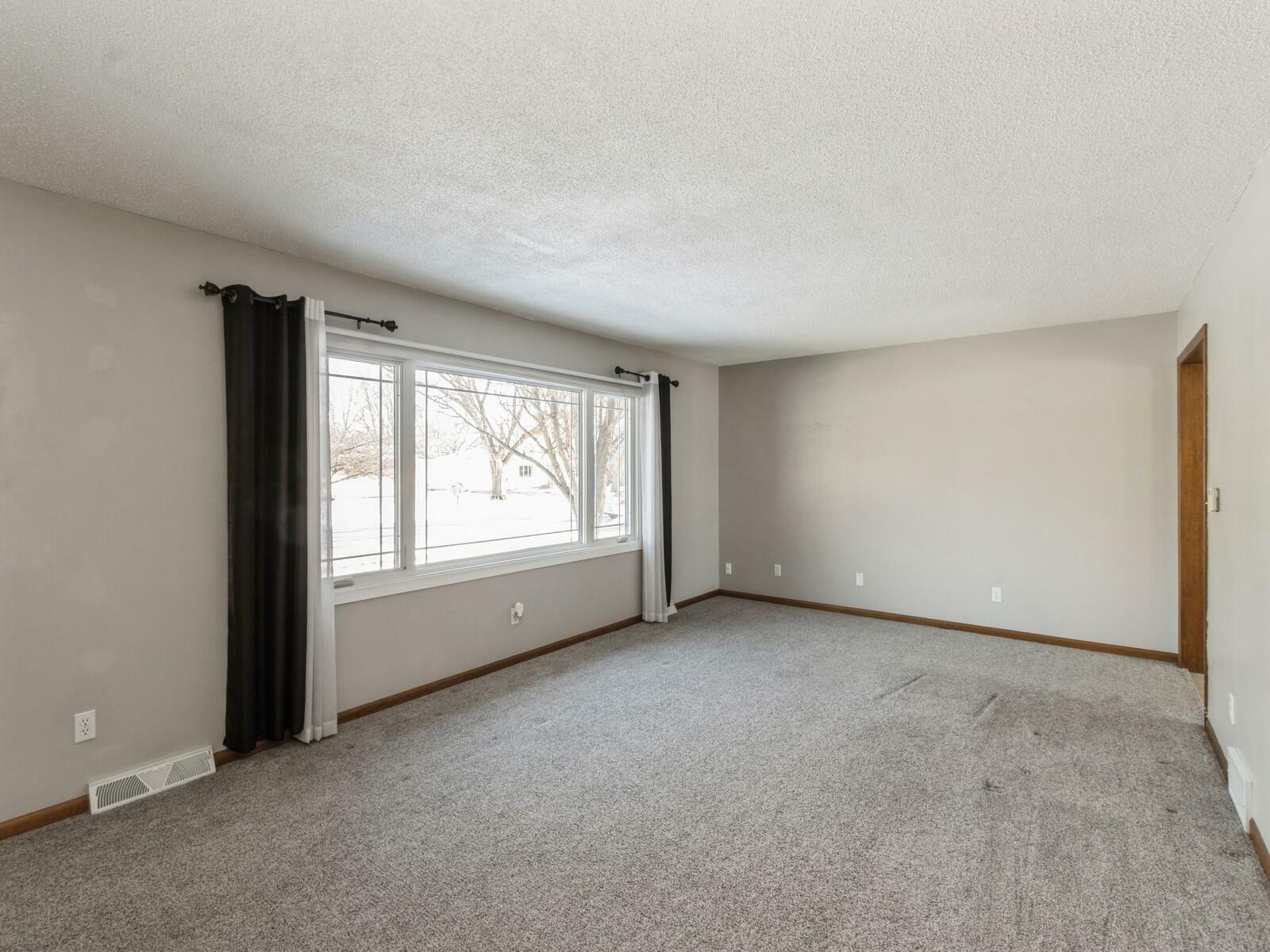 Property Photo:  825 Park Avenue  IA 50248 