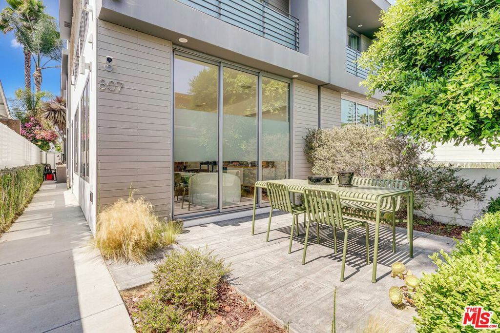 807 Brooks Avenue  Venice CA 90291 photo