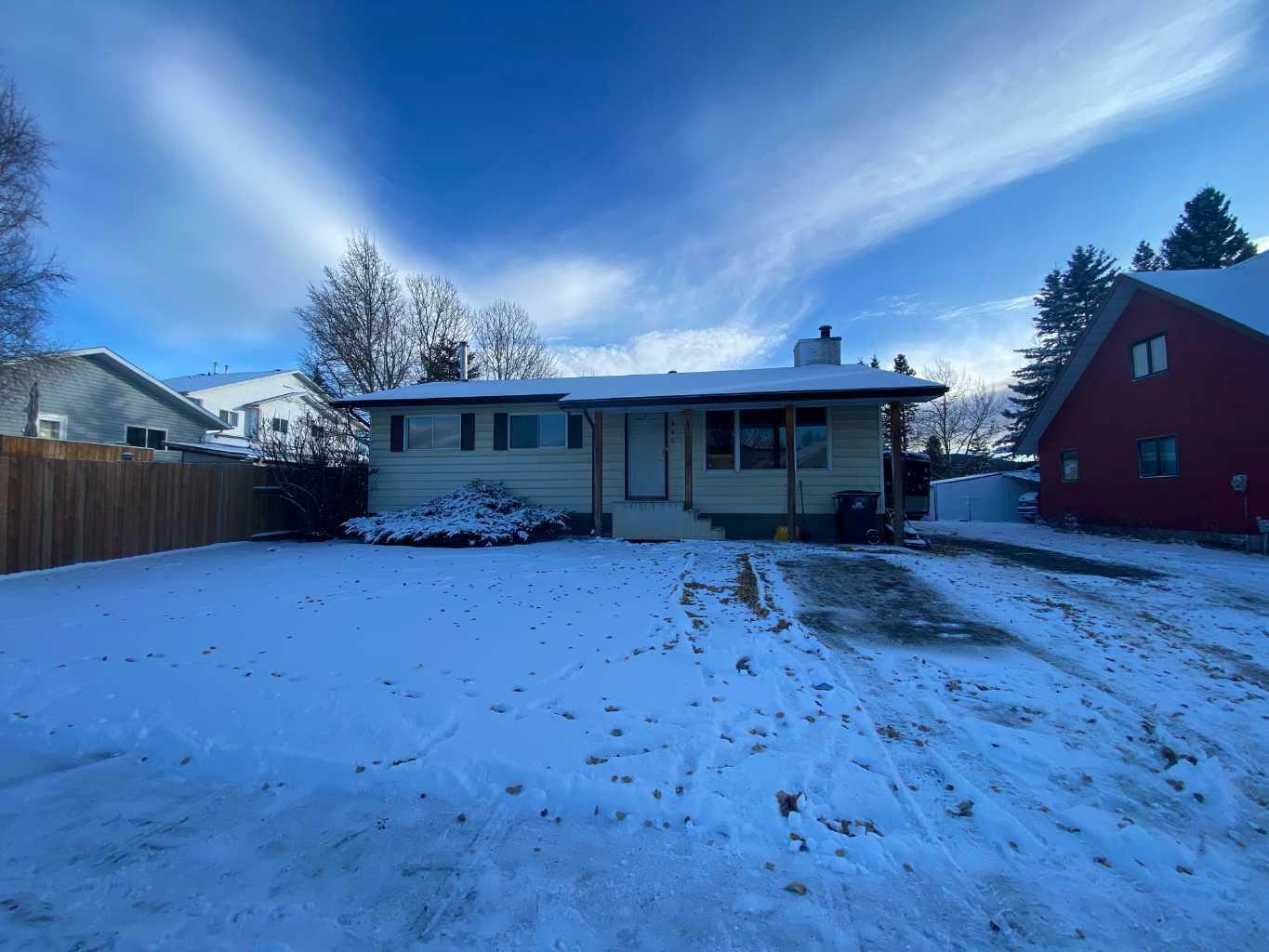 Property Photo:  449 Mountain Street  AB T7V 1K1 