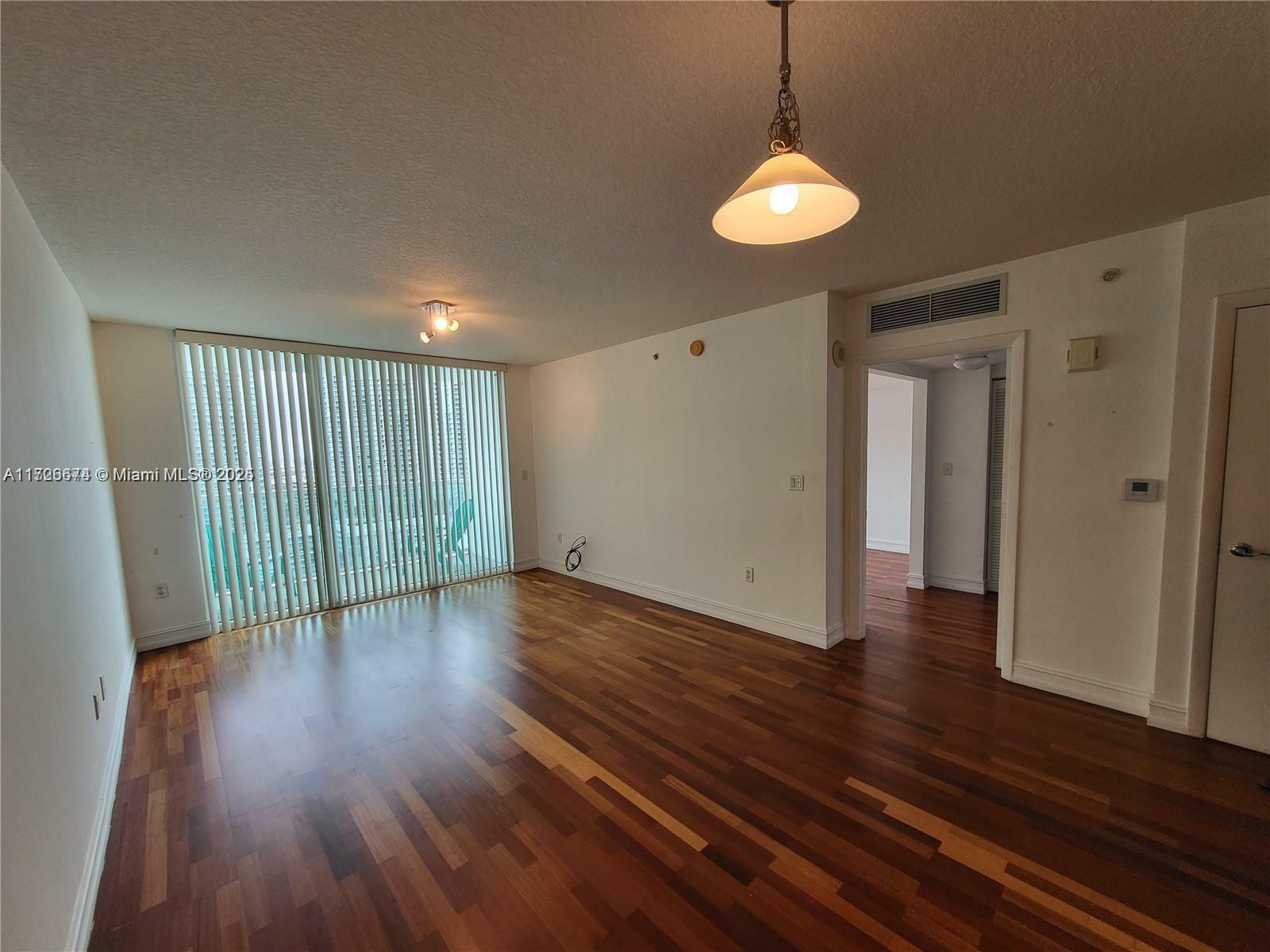 Property Photo:  31 SE 5th St 2409  FL 33131 