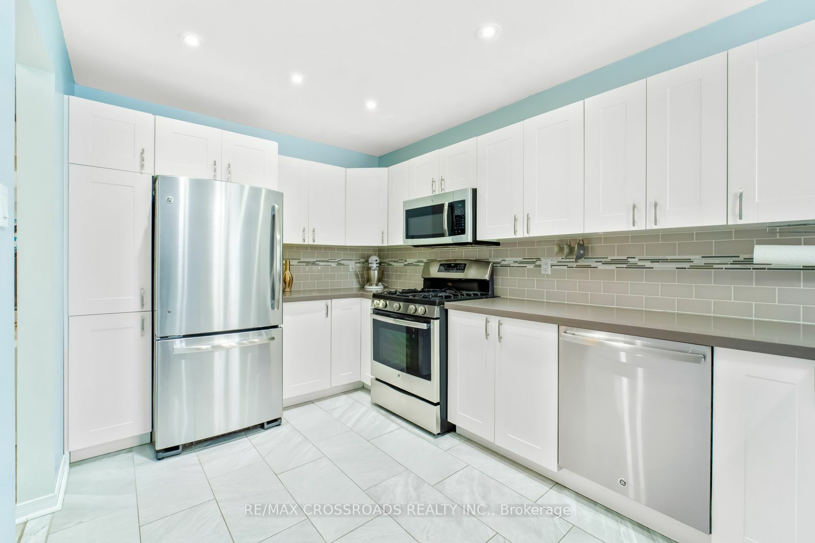 Property Photo:  1409 Anton Sq  ON L1V 5T1 