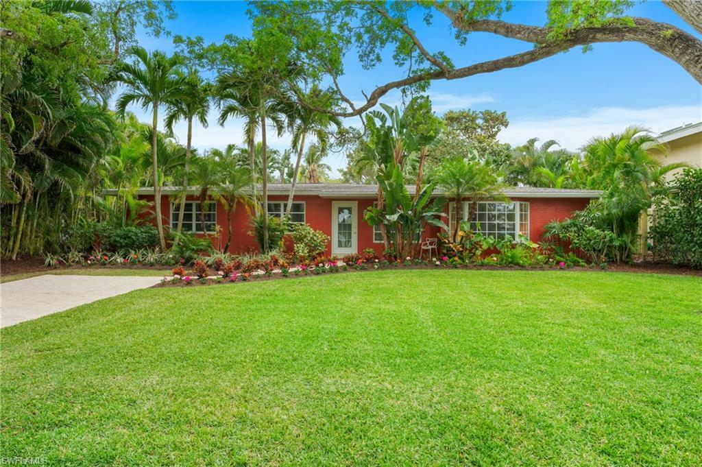 Property Photo: 432 3rd Ave N FL 34102