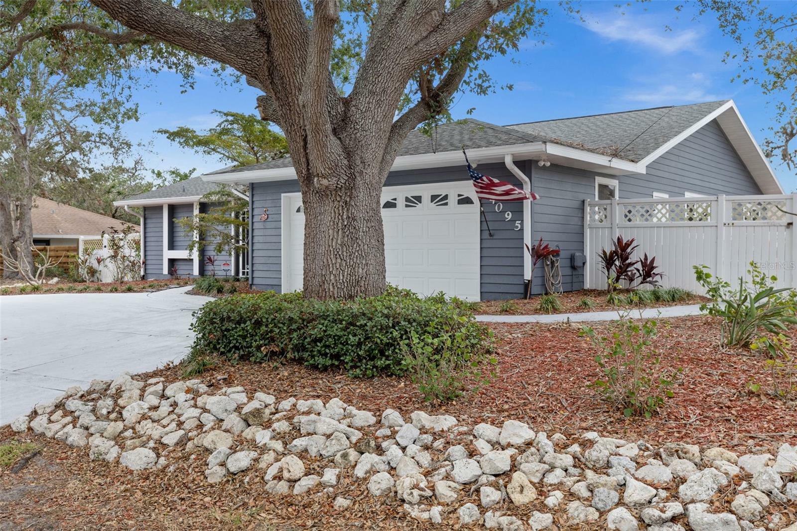 Property Photo:  4095 Redbird Circle  FL 34231 