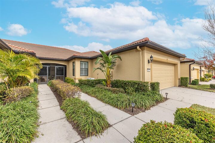 Property Photo: 417 Brandywine Falls Court FL 33572