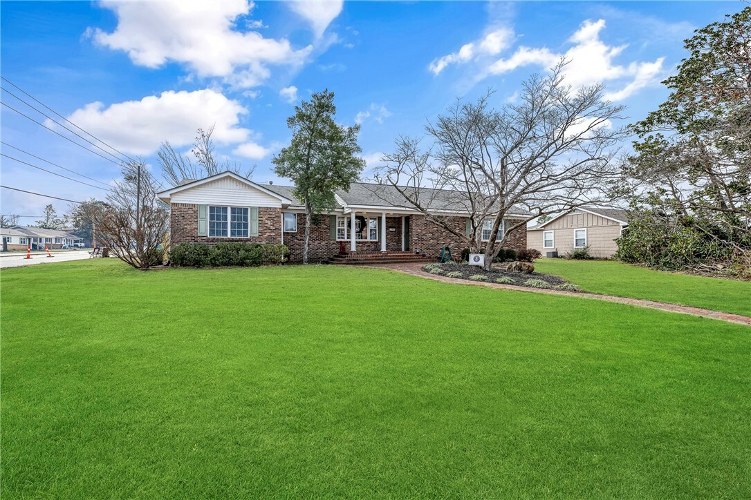 Property Photo:  1300 W Cypress Street  AR 72758 