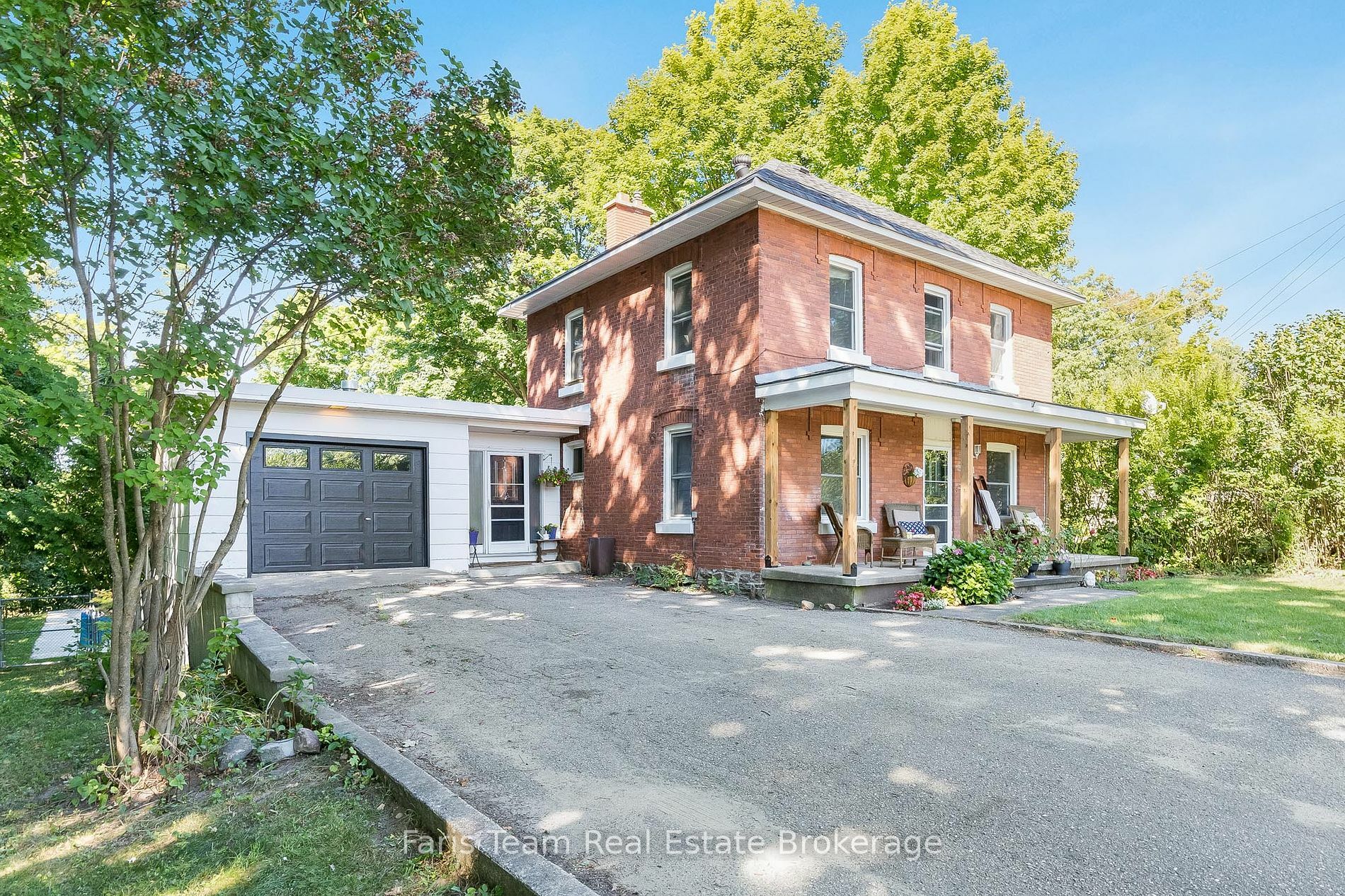 Property Photo:  21 Robert St E  ON L9M 1A9 