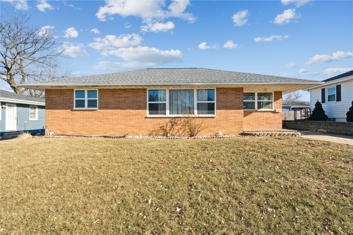 Property Photo:  201 Janice Drive NW  IA 52405 