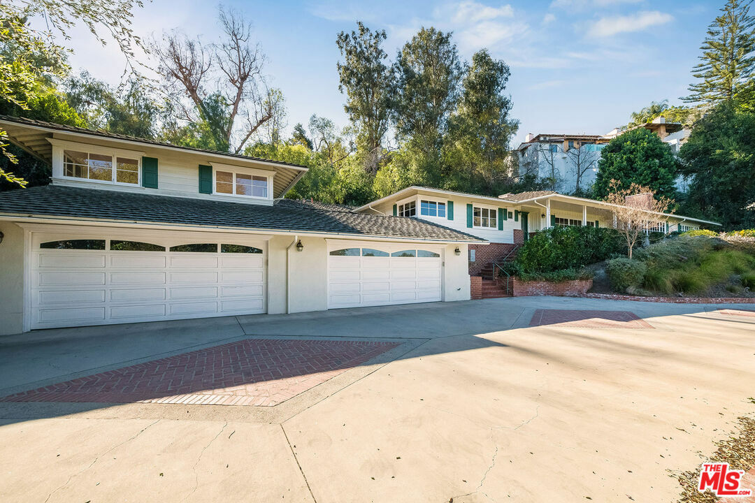 Property Photo:  3930   Alomar Dr  CA 91423 