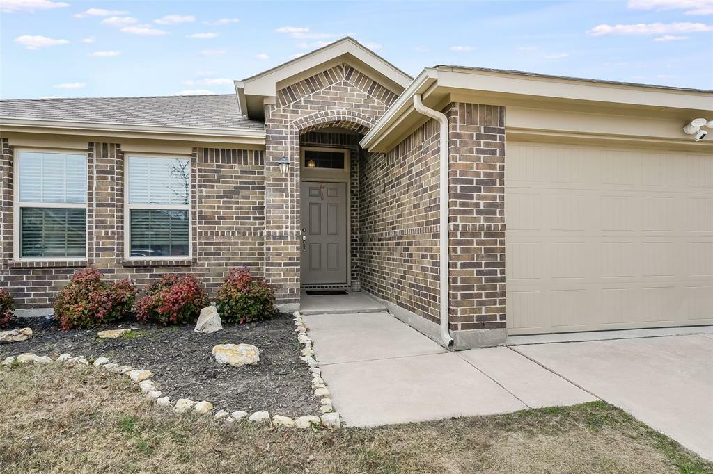 Property Photo:  429 Pollyann Trail  TX 76052 