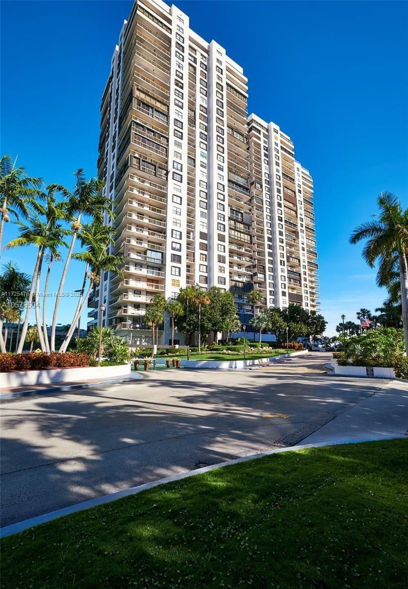 Property Photo:  2333 Brickell Ave 2116  FL 33129 