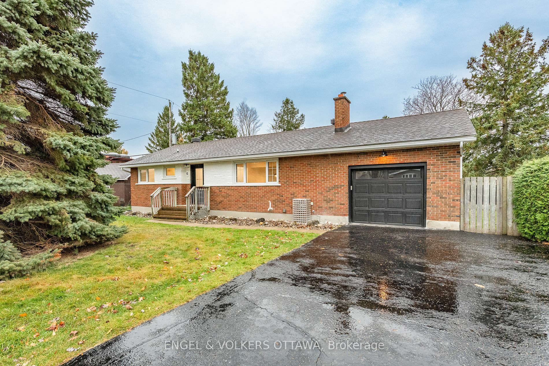 Property Photo:  6 Fairhill Cres  ON K2G 1B7 