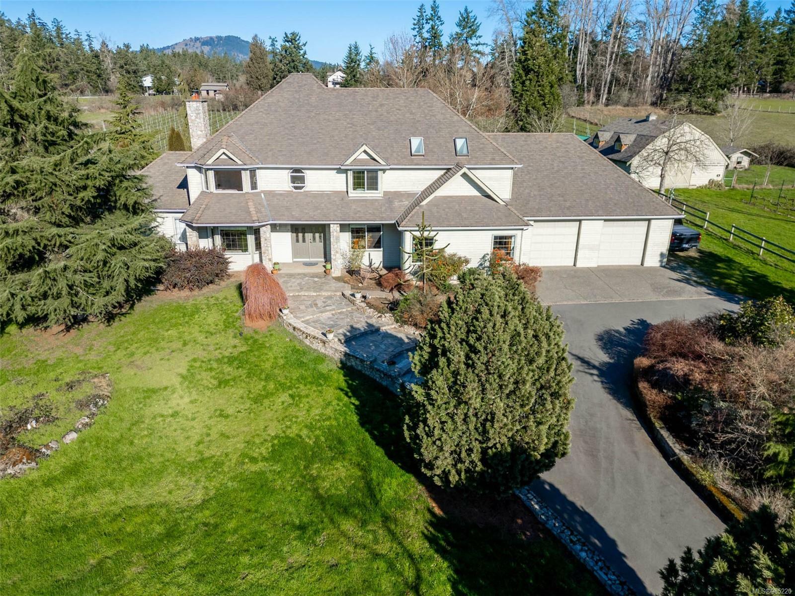 Photo de la propriété:  802 Towner Park Rd  BC V8L 5L6 