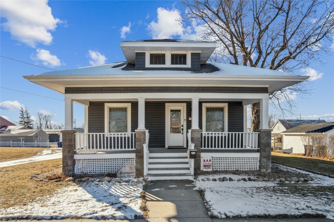 Property Photo:  708 E 9th St  IA 52349 