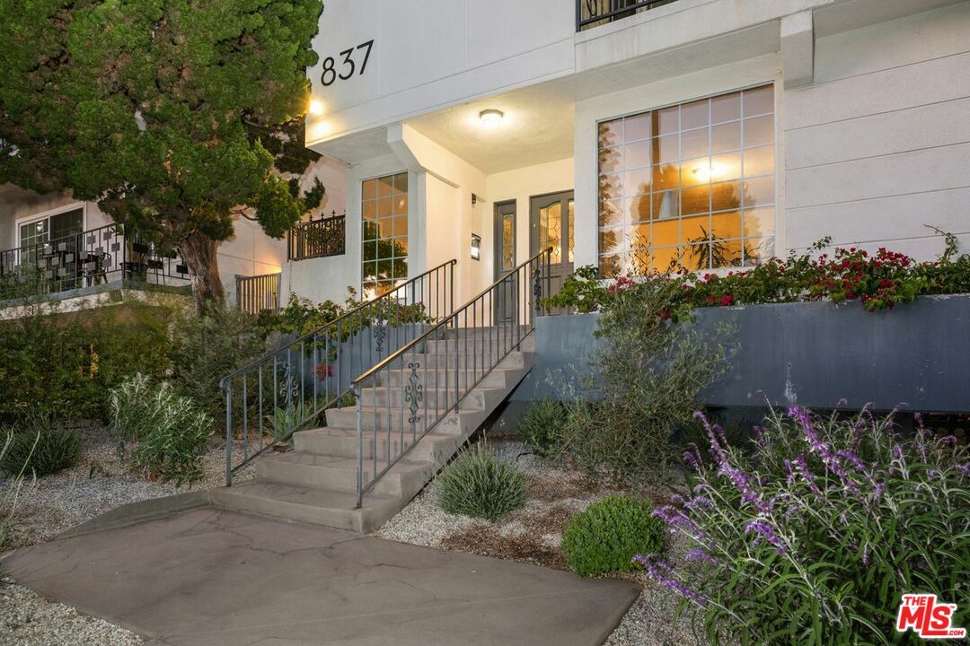 Property Photo:  837 Lincoln Blvd 6  CA 90403 