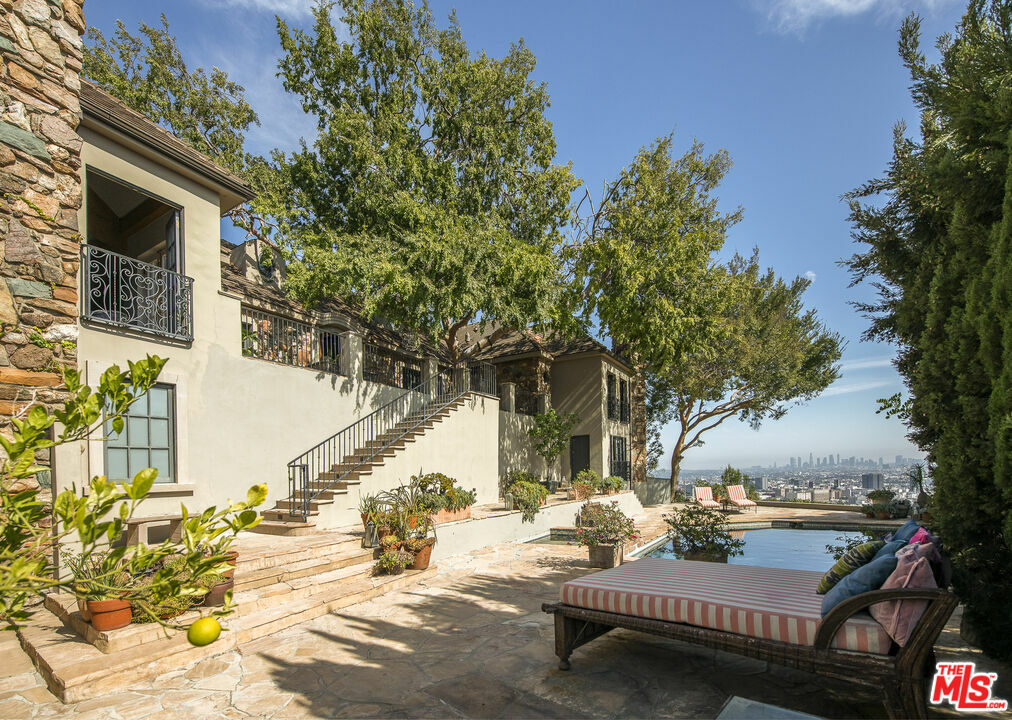 Property Photo:  6901   Oporto Dr  CA 90068 