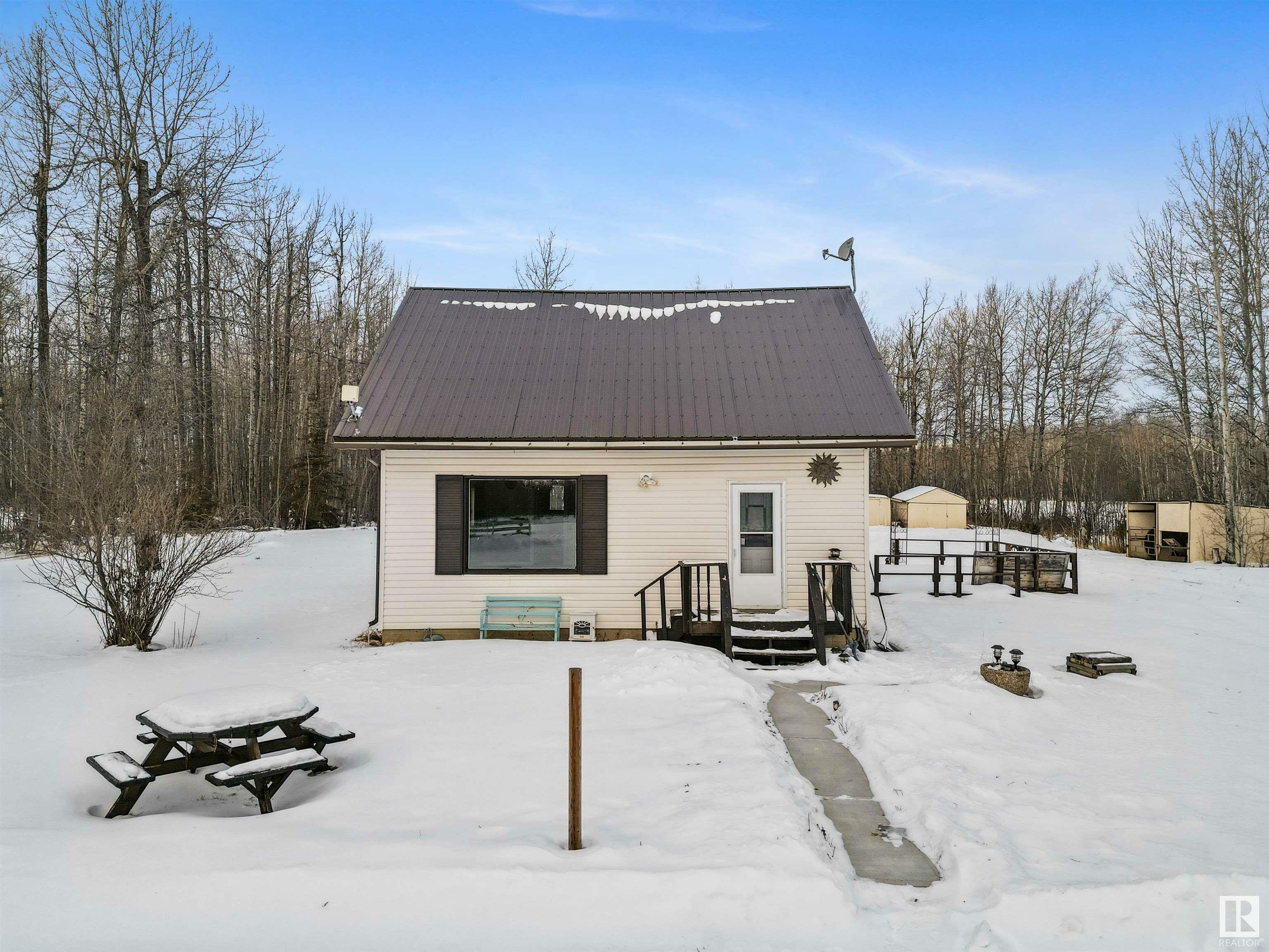 Property Photo:  48312 Rge Road 84  AB T7A 2A1 