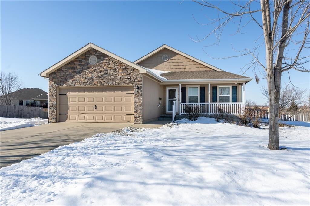 Property Photo:  510 E Lakota Street  KS 66030 