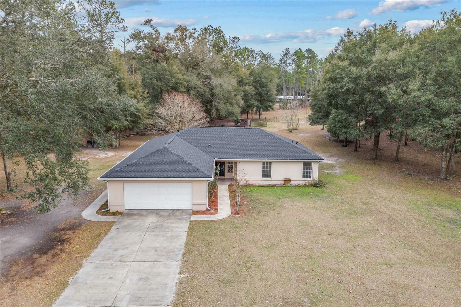 Property Photo: 17927 SW 95th Avenue FL 32618