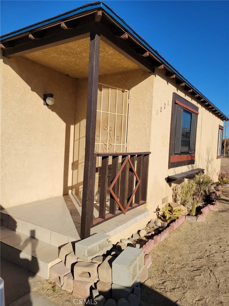 Property Photo:  1021 Flora Street  CA 92311 