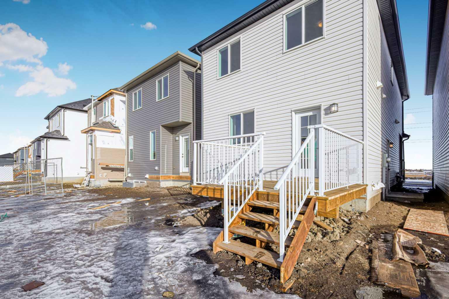 Property Photo:  423 Hotchkiss Manor SE  AB T3S 0N3 