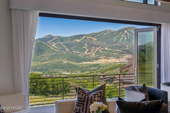 Property Photo: 1160 E Longview Drive UT 84036