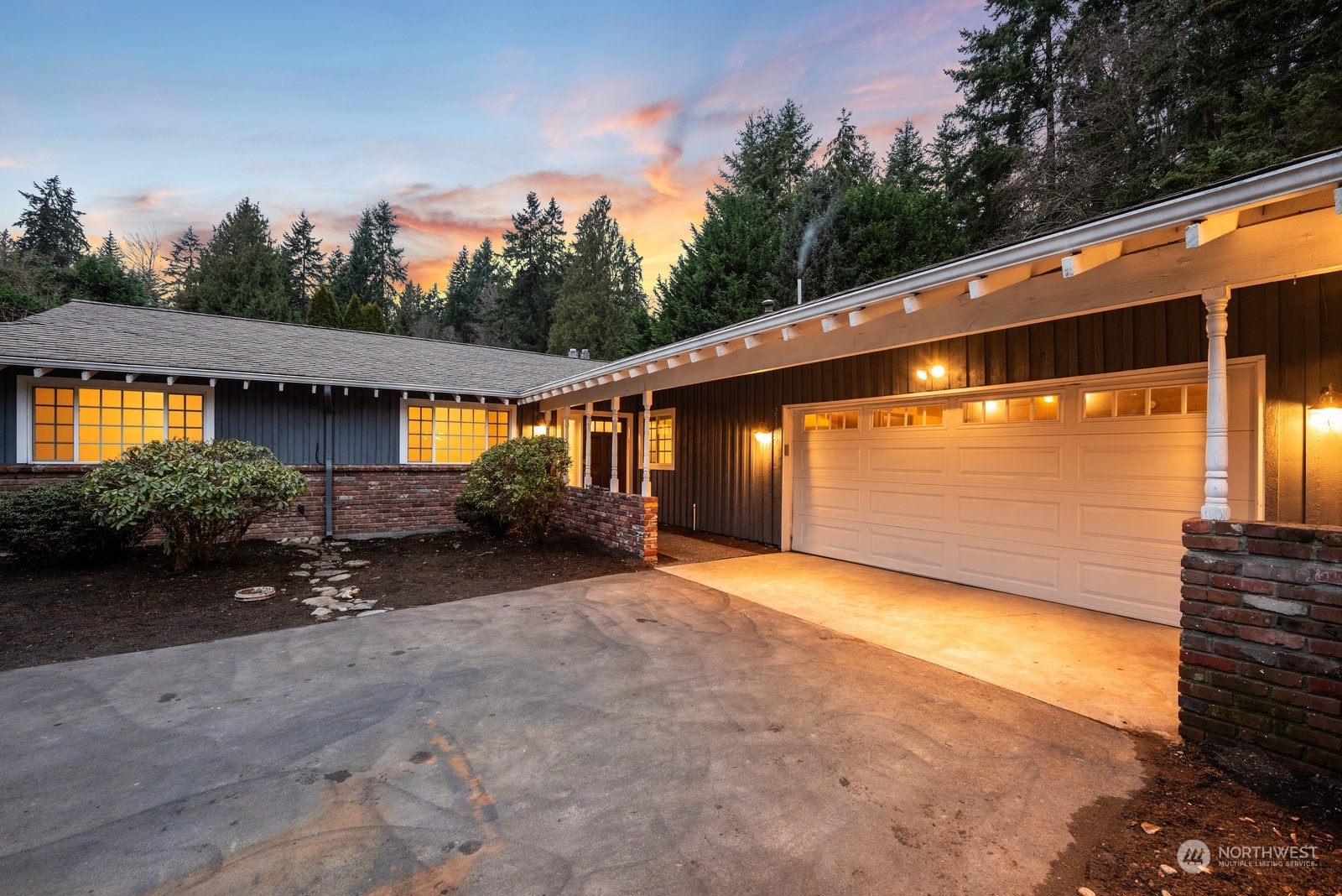 Property Photo:  23322  Locust Way  WA 98021 