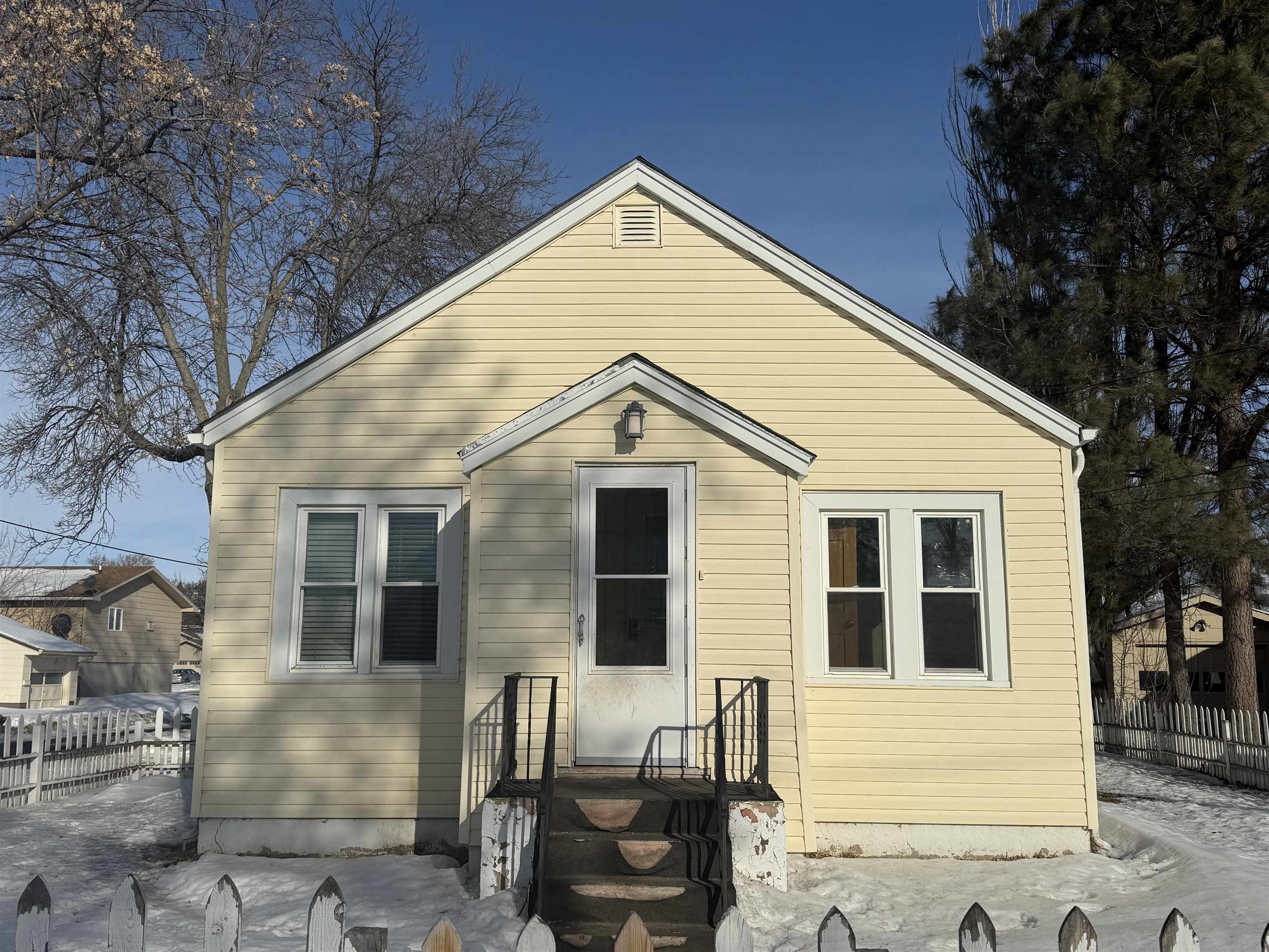 Property Photo:  828 NW 6th Ave  ND 58703 