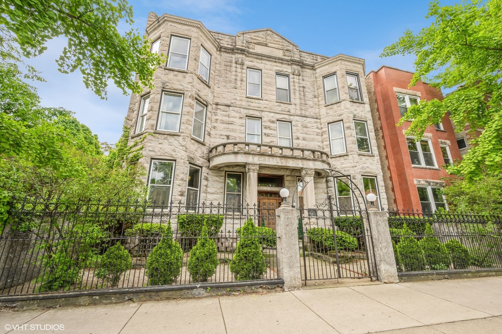 Property Photo:  637 W Belmont Avenue 1W  IL 60657 