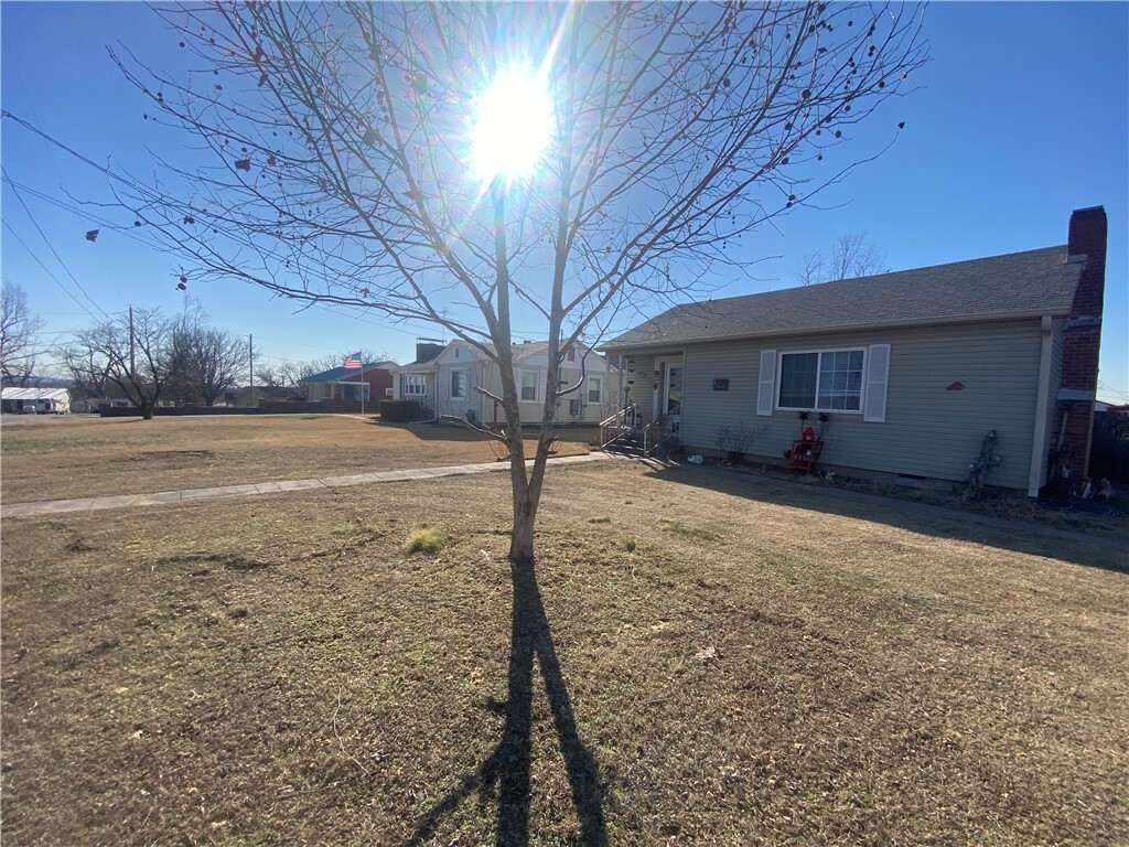 Property Photo:  1312 S 9th Street  AR 72756 