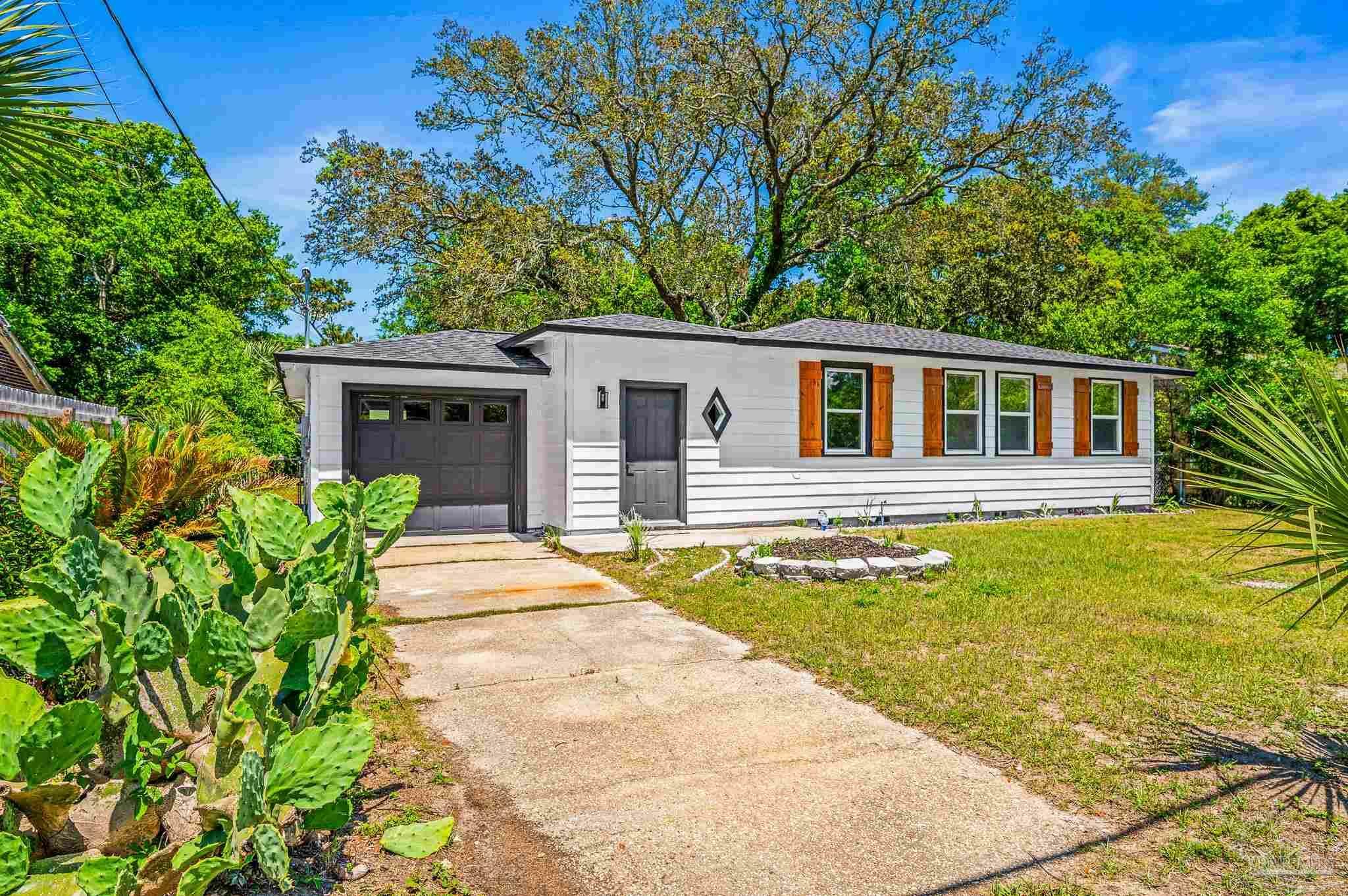 Property Photo: 6 Rue Max St FL 32507