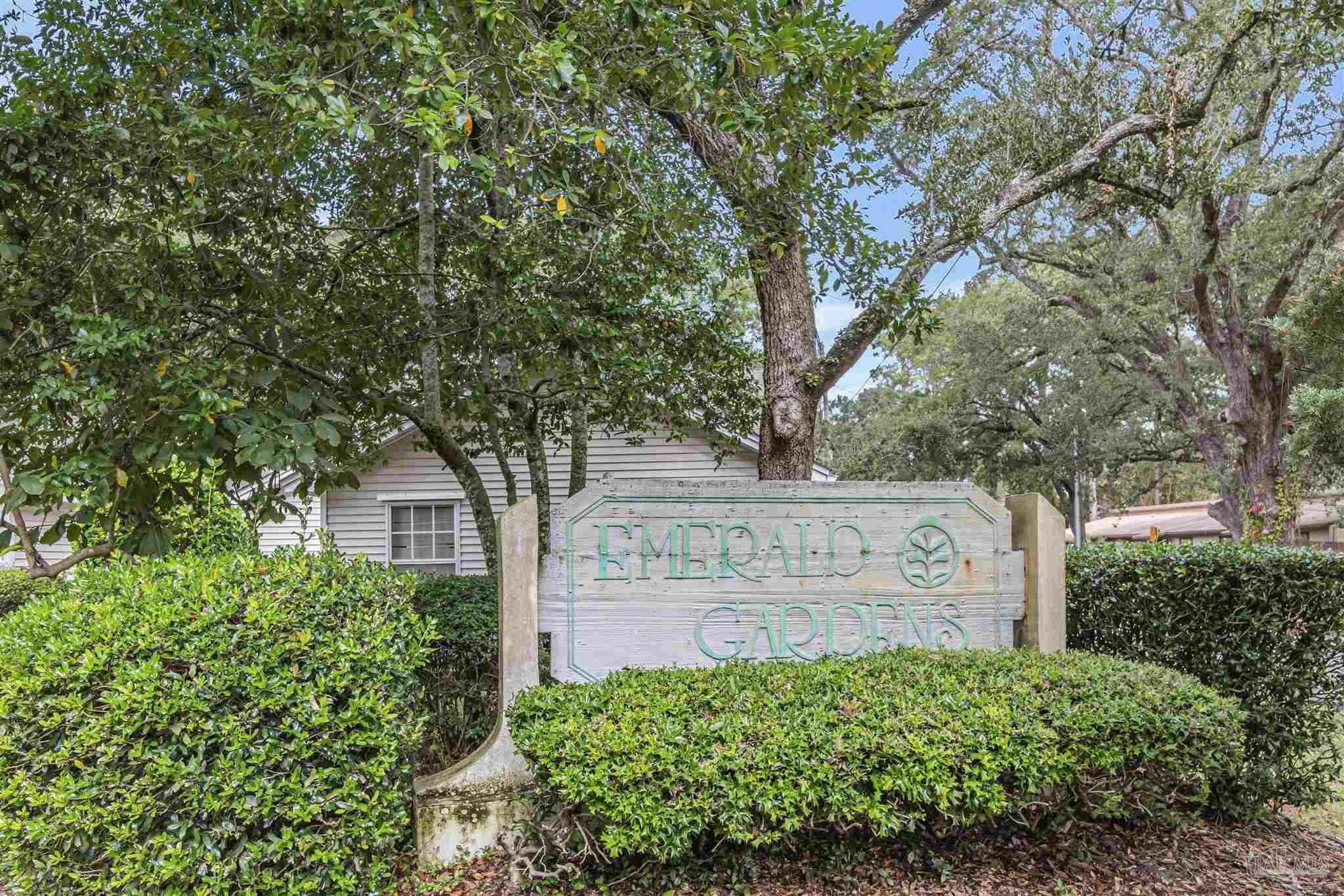 Property Photo: 632 Emerald Ln FL 32547