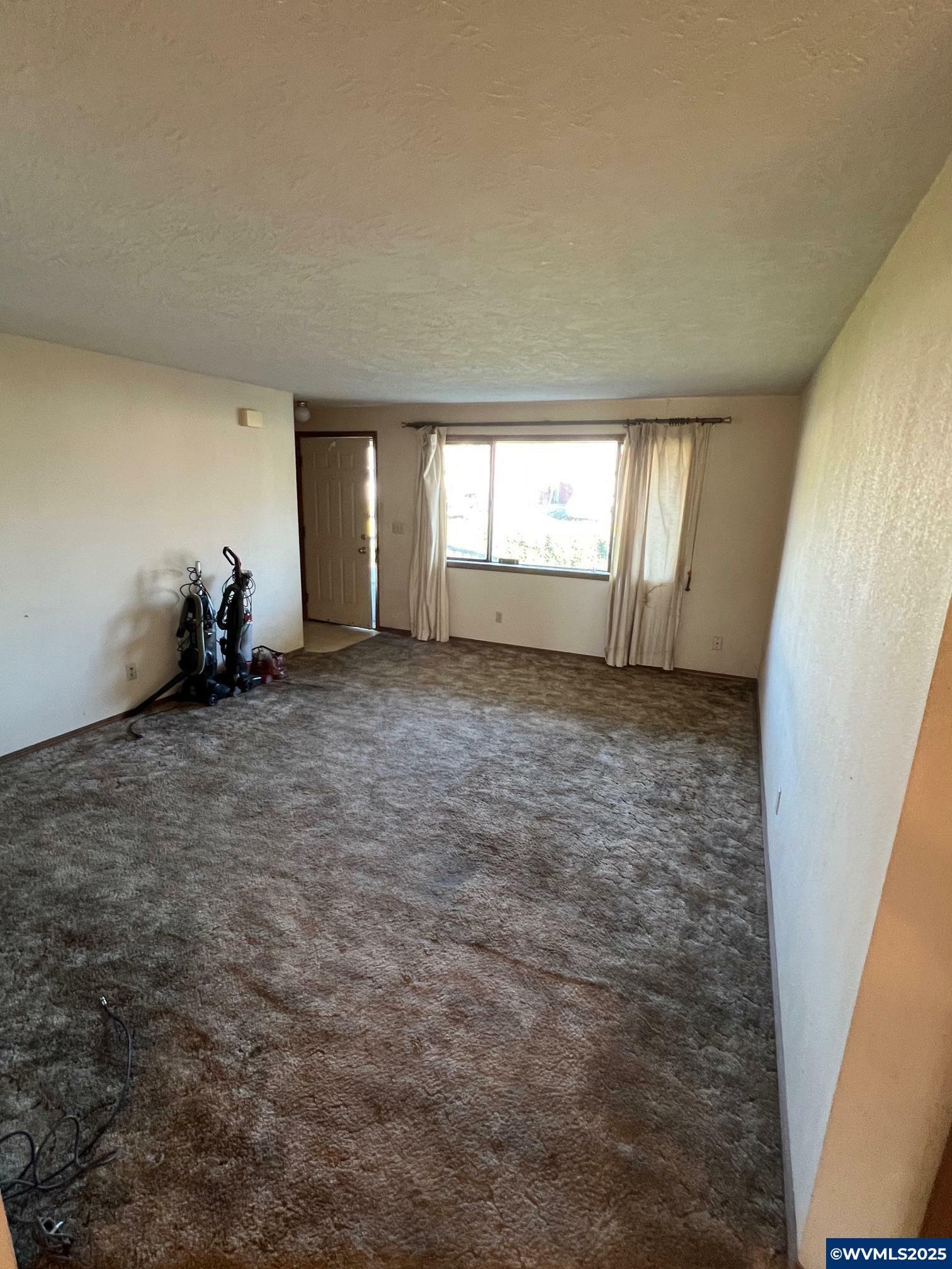 Property Photo:  885 N 9th St  OR 97325-8915 