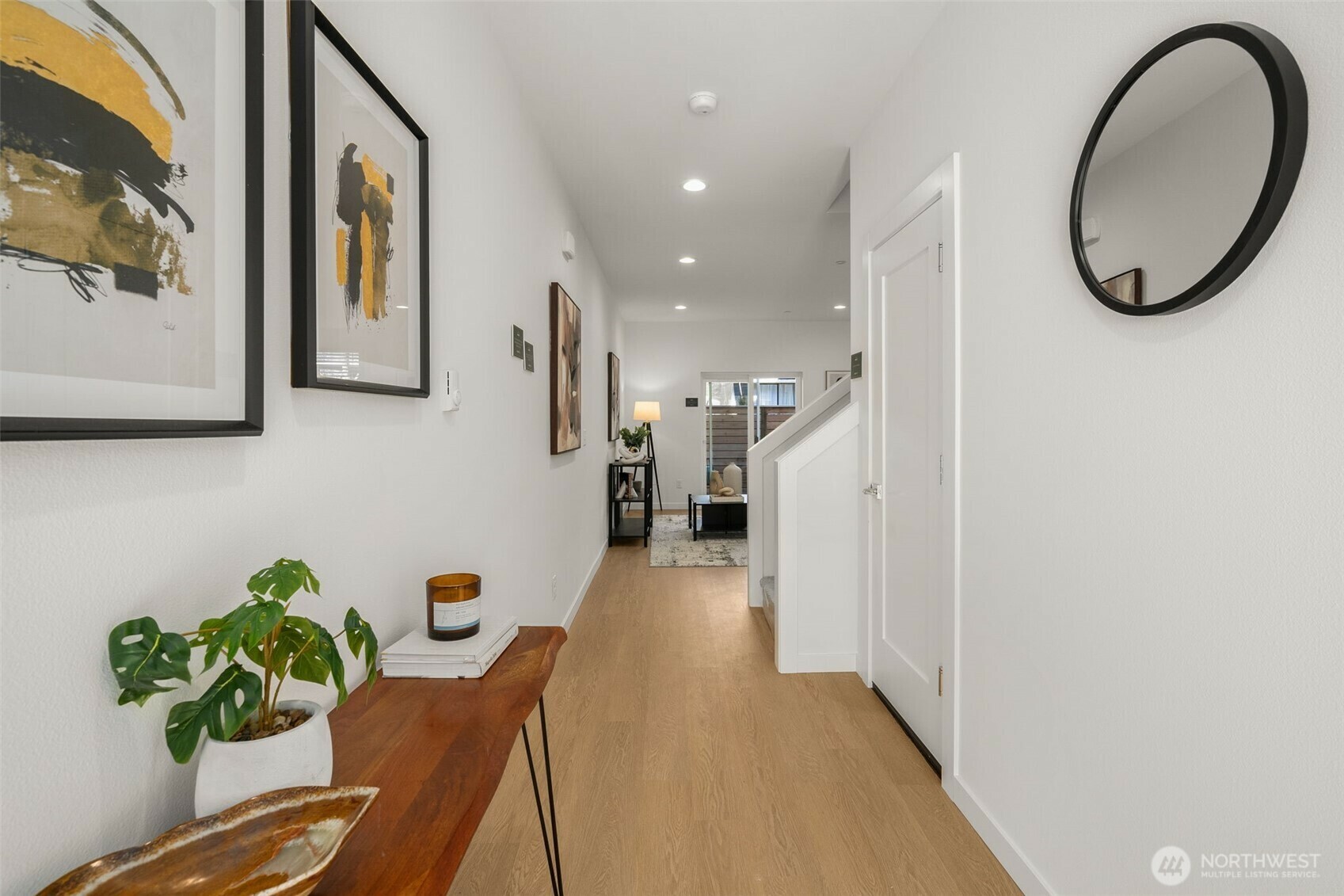 Property Photo: 1510 E Hollow Dale Place WA 98204