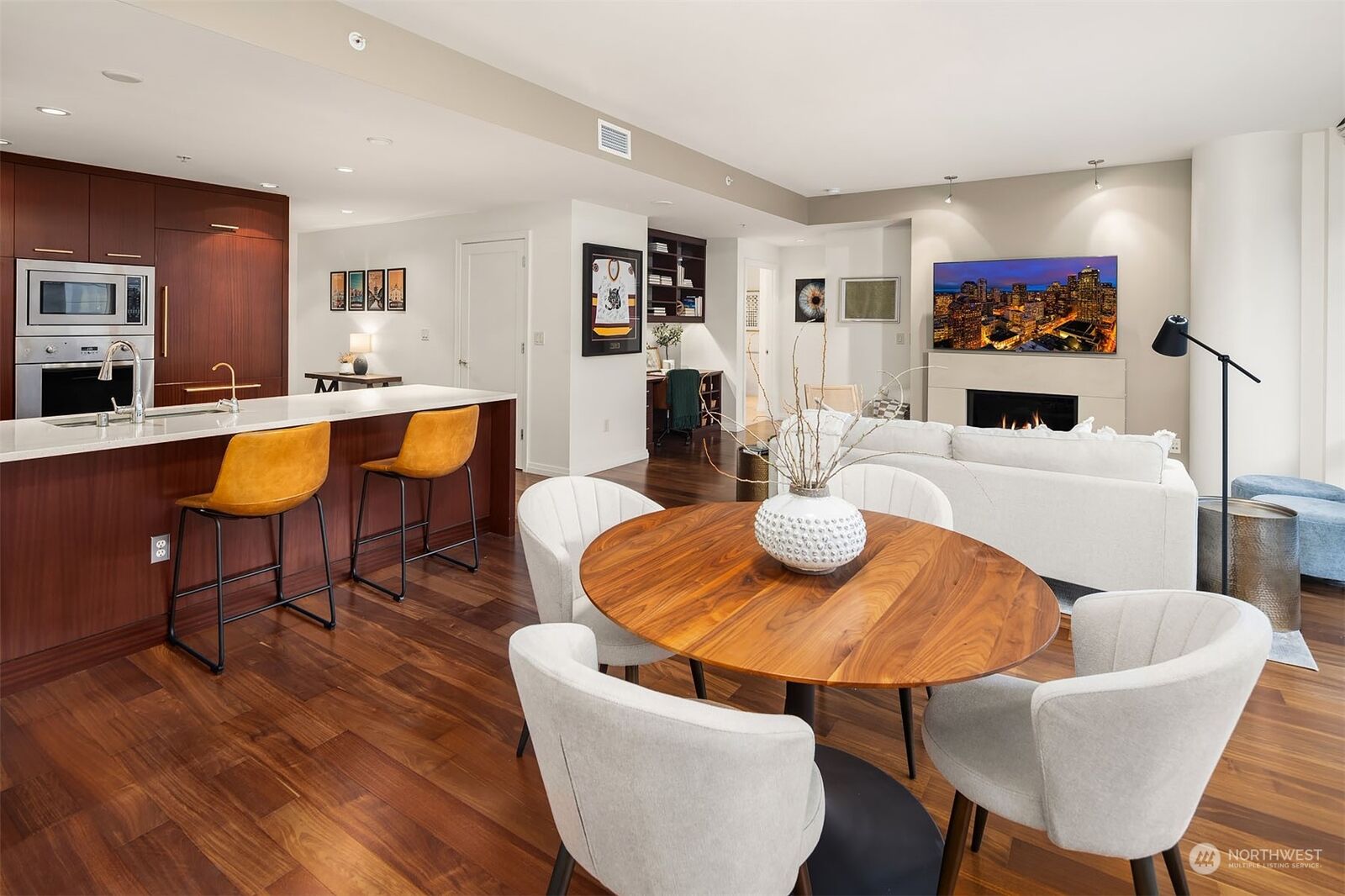 Property Photo:  500  106th Avenue NE 703  WA 98004 