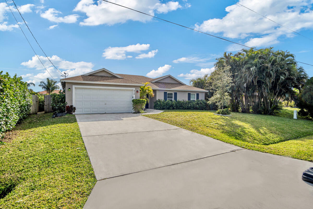 Property Photo:  978 SE Atlantus Avenue  FL 34983 