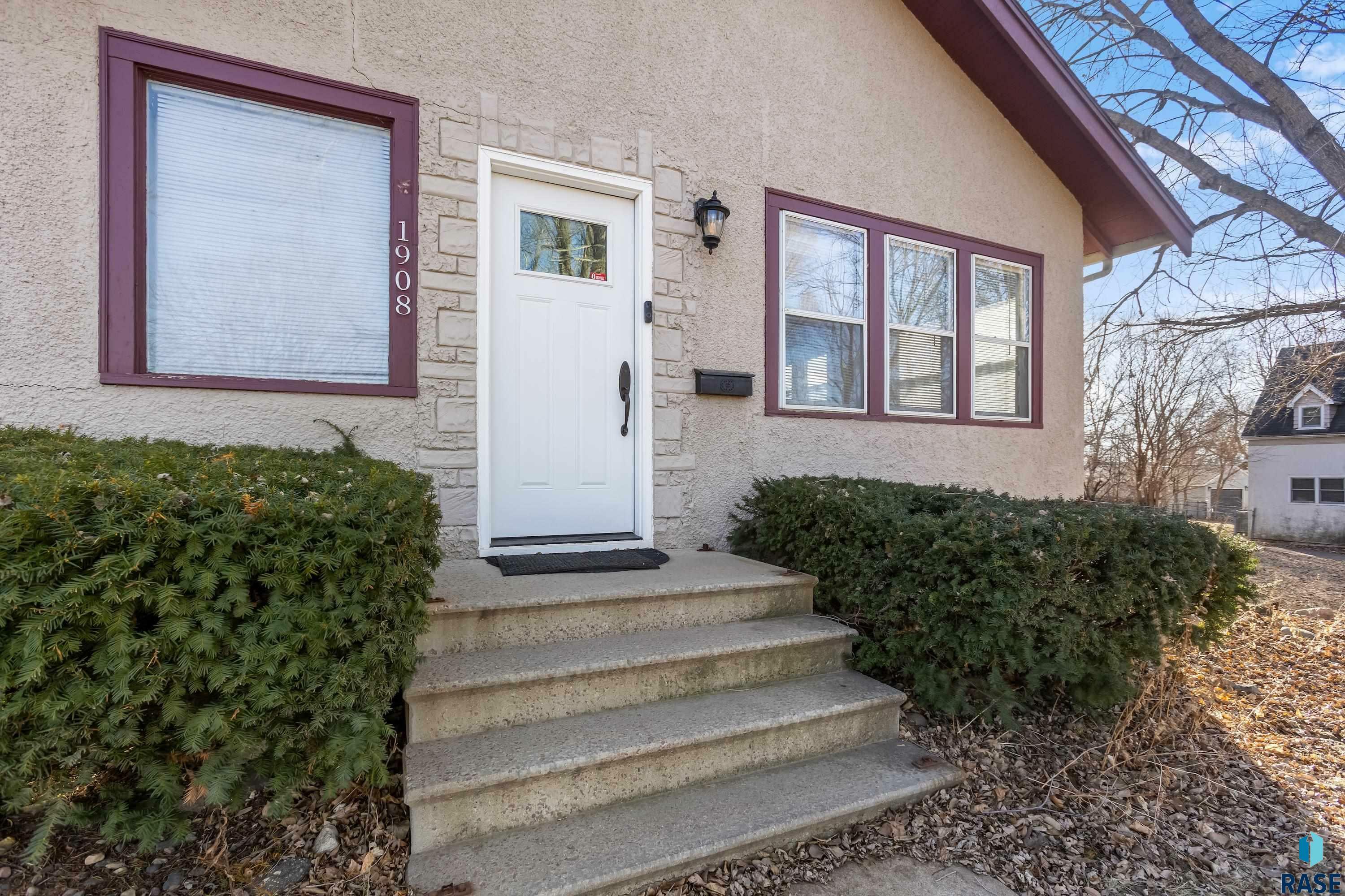 Property Photo:  1908 S Norton Ave  SD 57105 