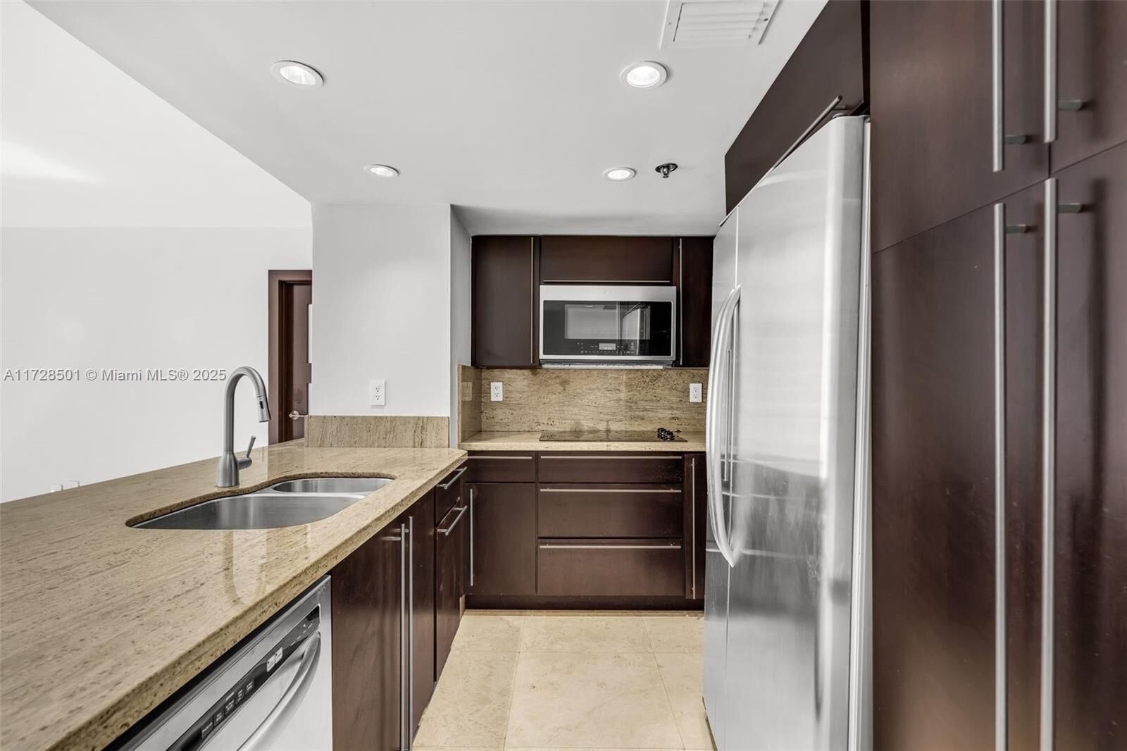 Property Photo:  540 Brickell Key Dr 1021  FL 33131 
