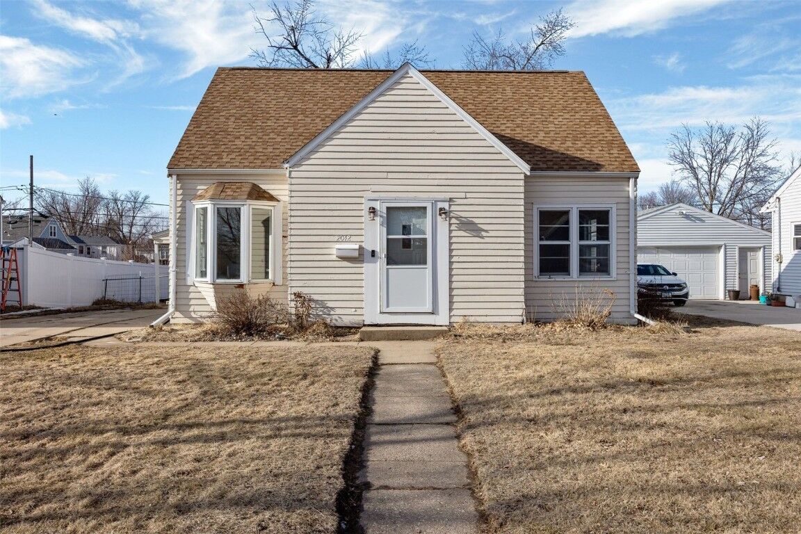 Property Photo: 2042 G Avenue NE IA 52402