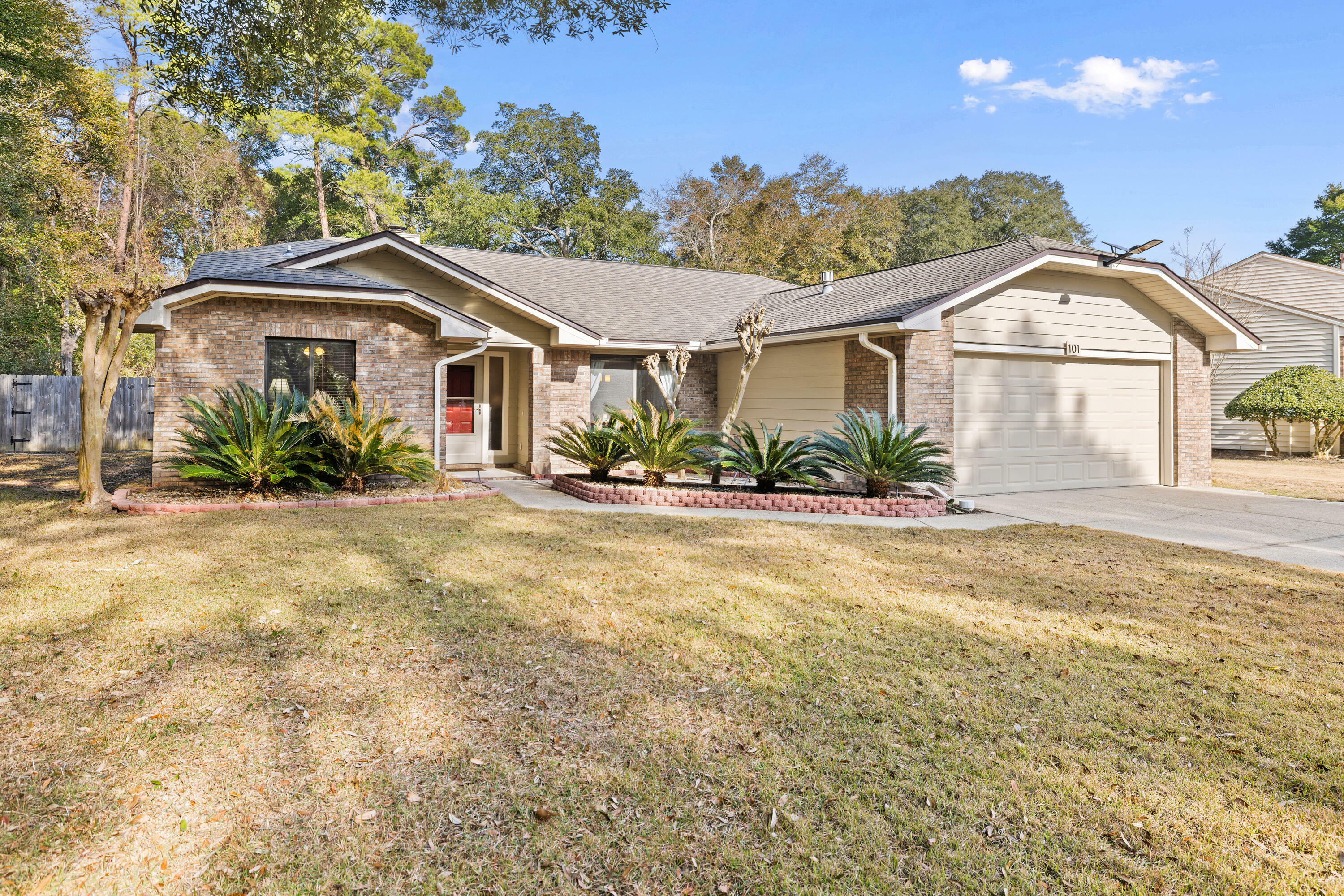 Property Photo:  101 Rockywood Way  FL 32578 