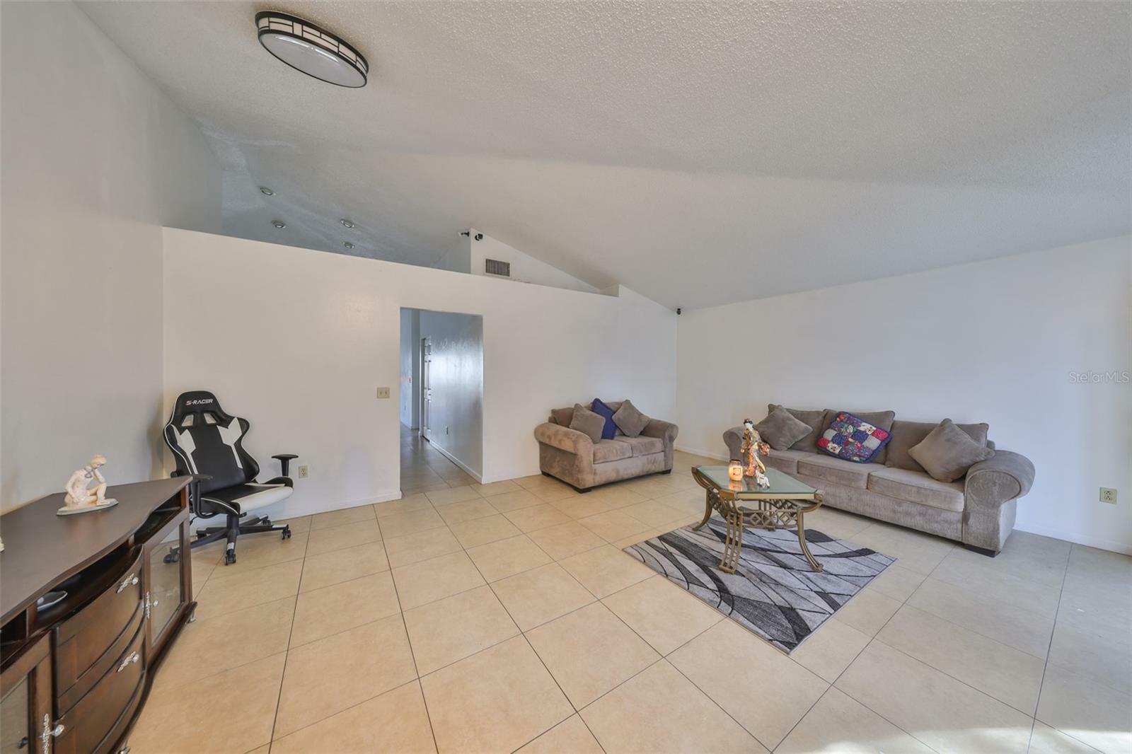 Property Photo:  305 Crayford Place  FL 33594 