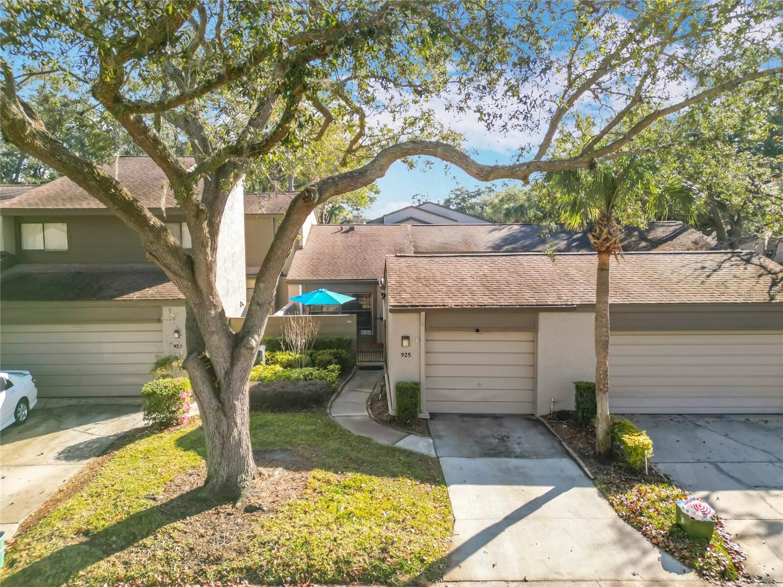Property Photo: 925 Wintergreen Boulevard FL 32730