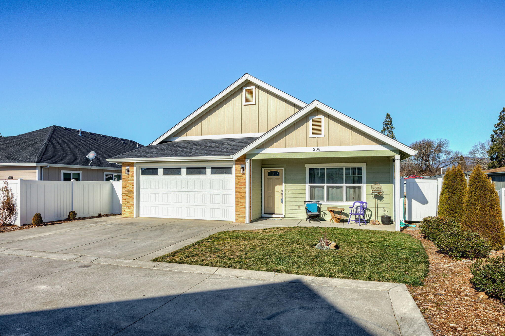 Property Photo: 208 SW Blueberry Lane OR 97527