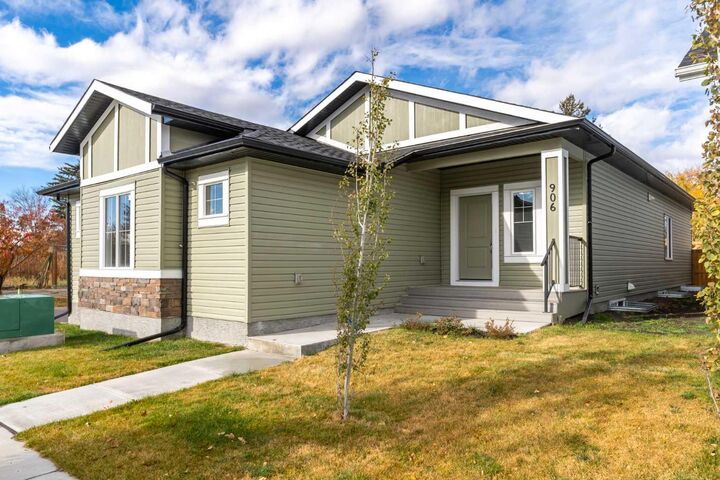 Property Photo:  906 Macleod Trail SW  AB T1V 1C1