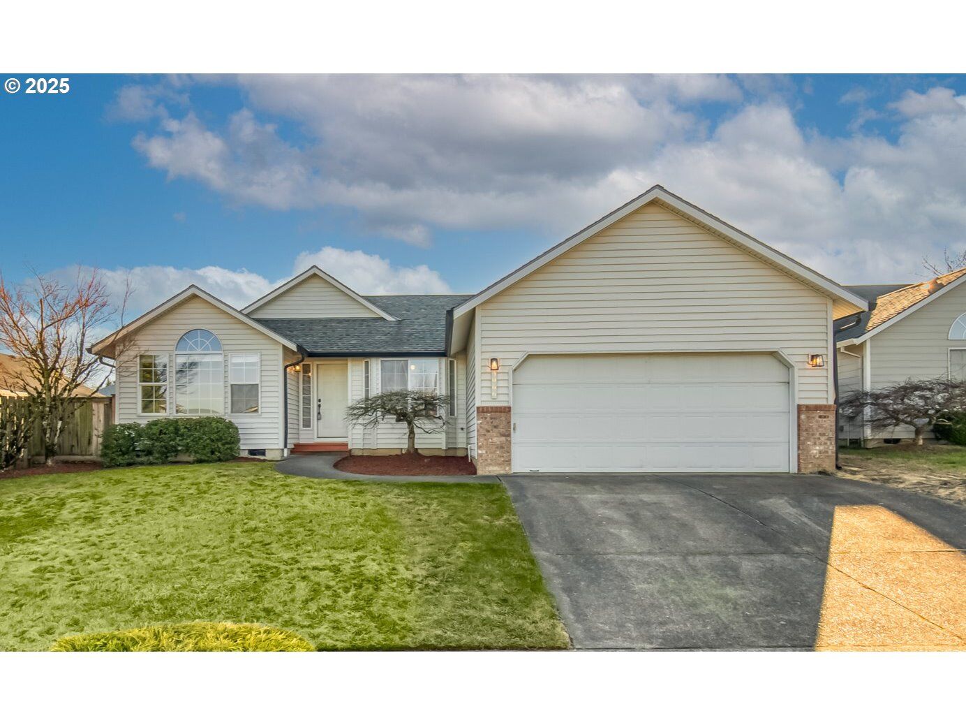 Property Photo: 3066 SE 26th St OR 97080