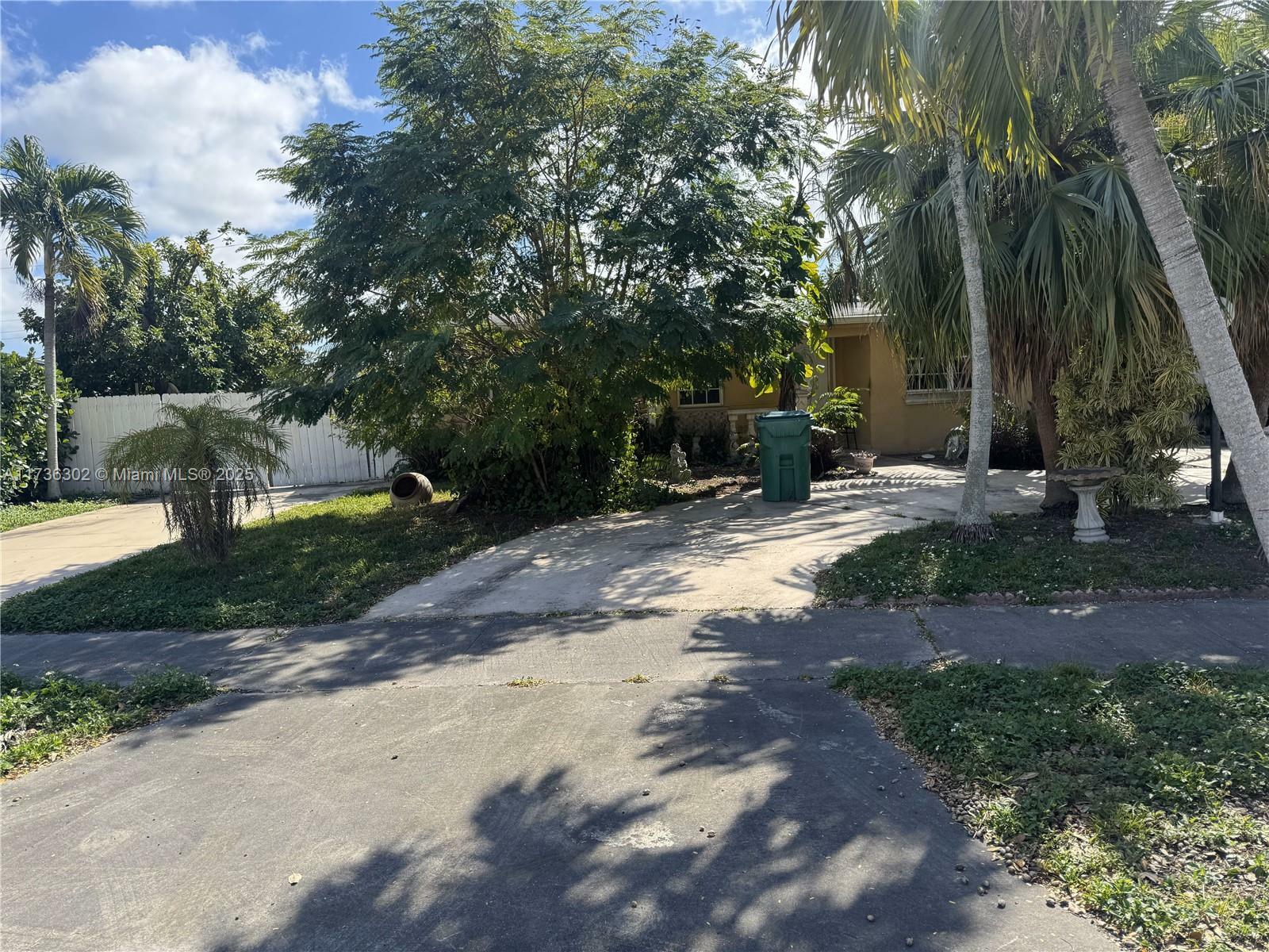 Property Photo:  11462 SW 42nd St  FL 33165 