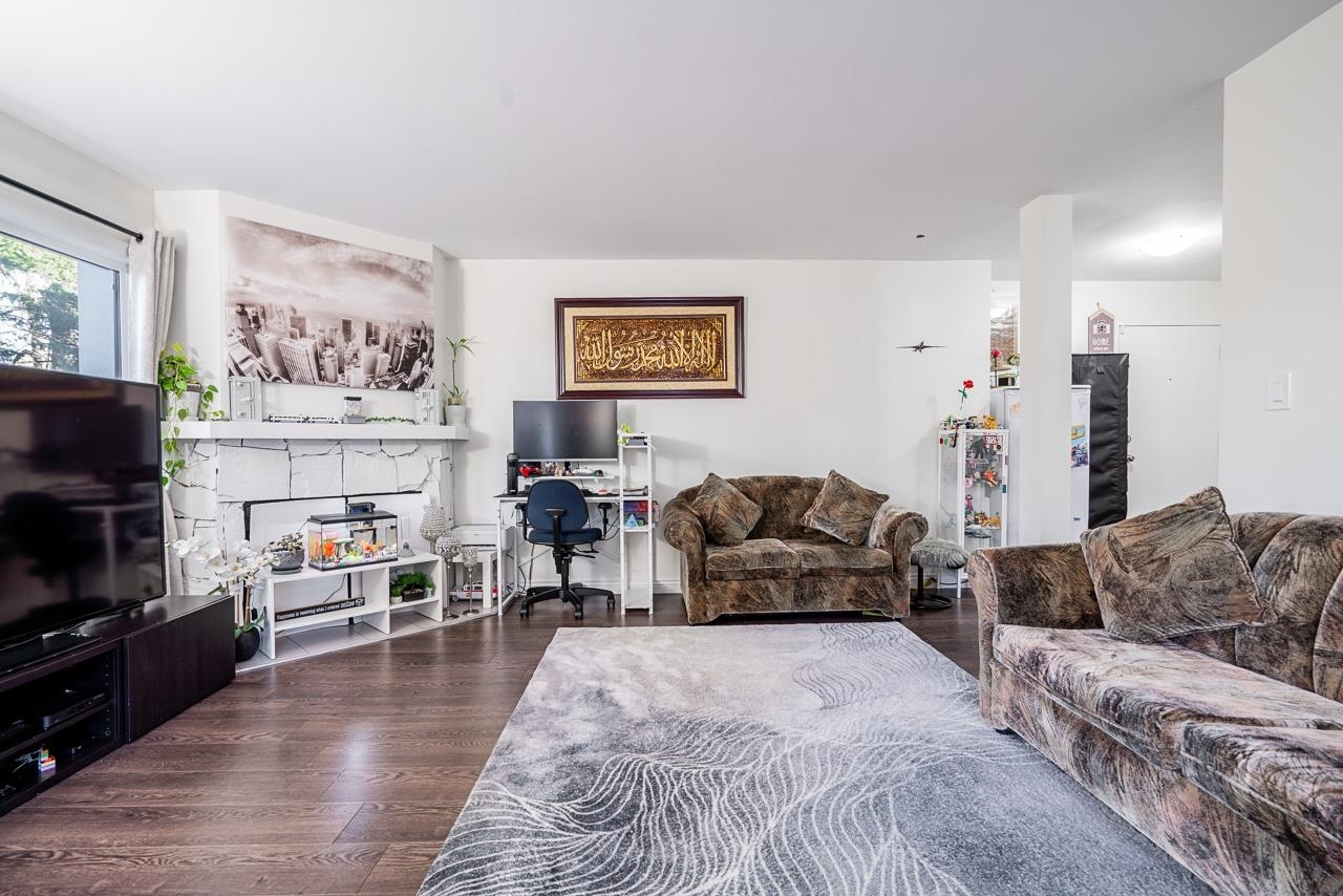 Photo de la propriété: 13283 70B Avenue 201 BC V3W 7Z2