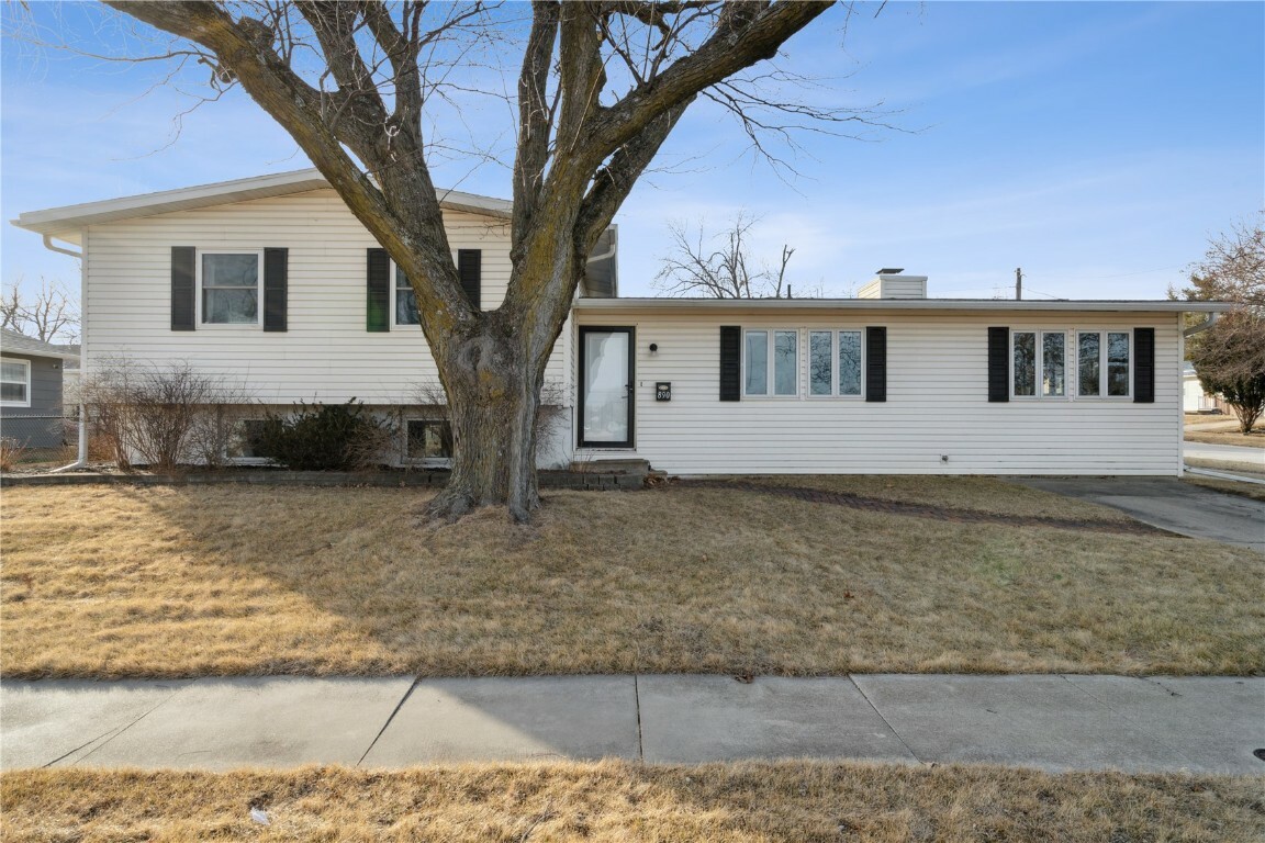 Property Photo: 890 Parkview Dr IA 52302