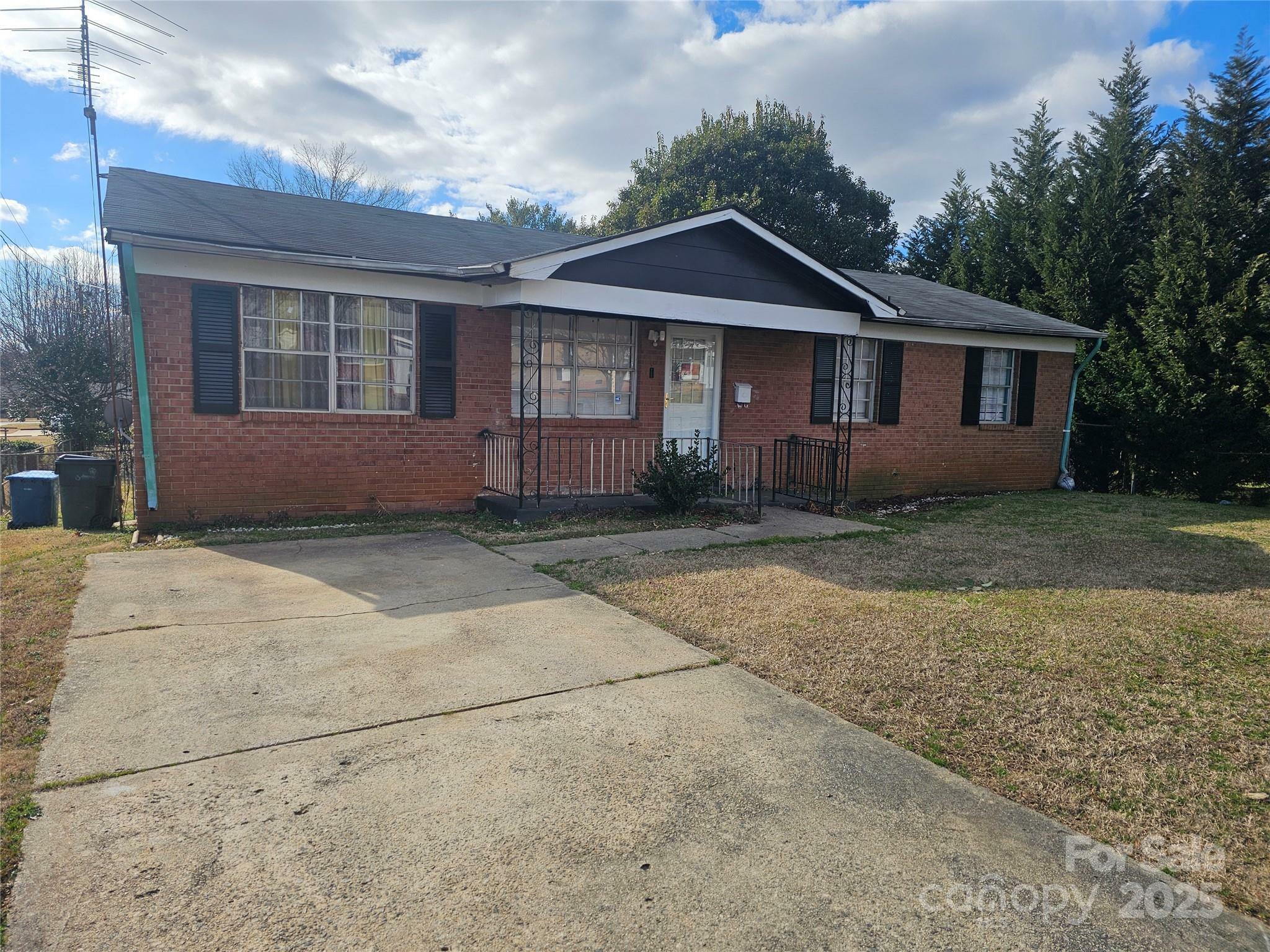 Property Photo:  605 E Horah Street  NC 28144 