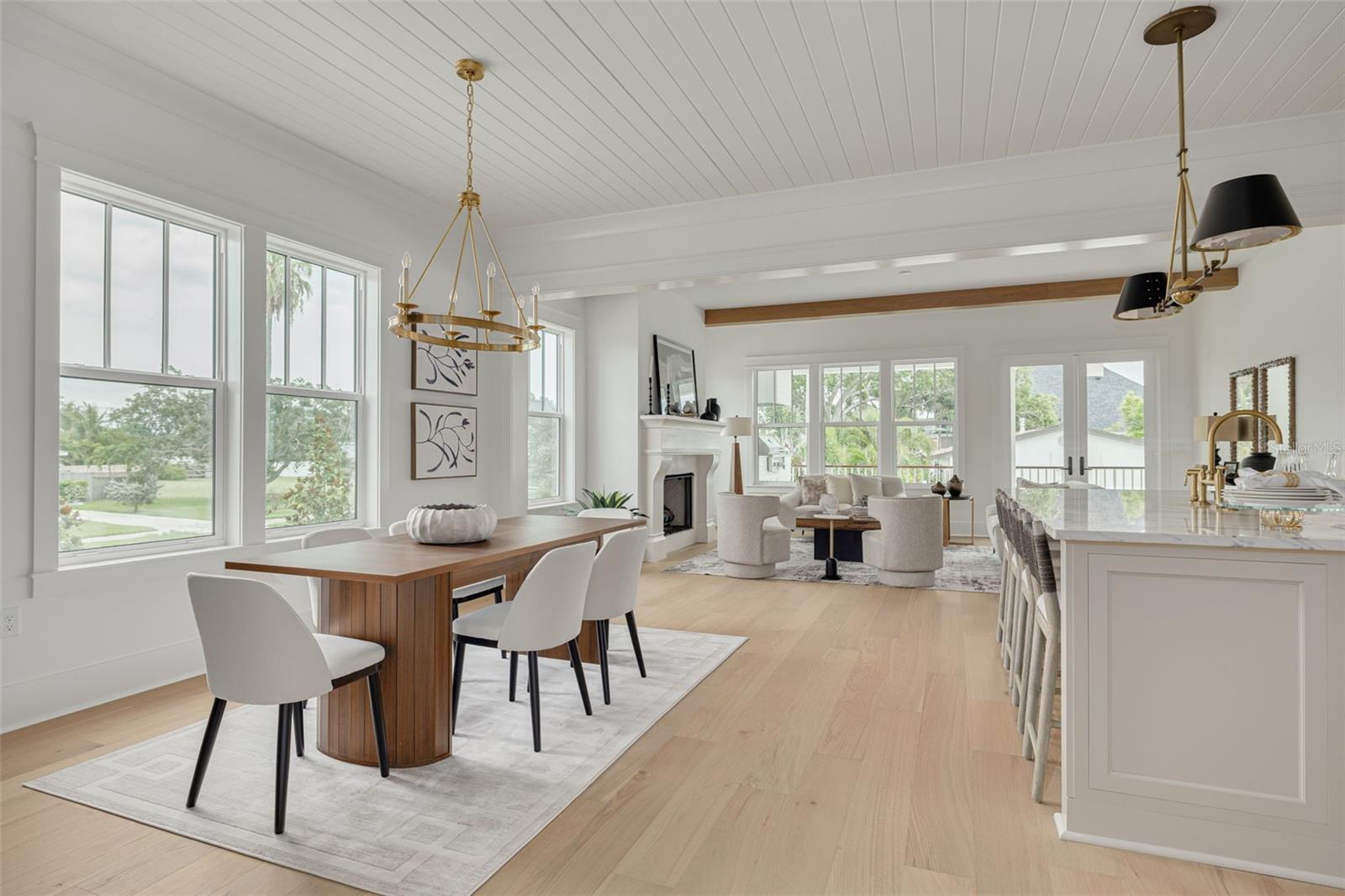 Property Photo: 323 Appian Way NE FL 33704